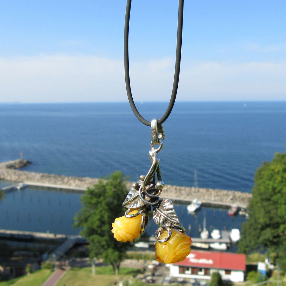 Silberanhänger mit gelblichen Bernstein in Rosenform
