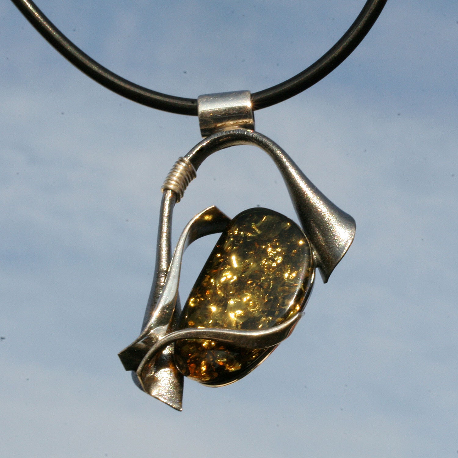 Edler Anhänger aus grünlichem Bernstein in Silberfassung