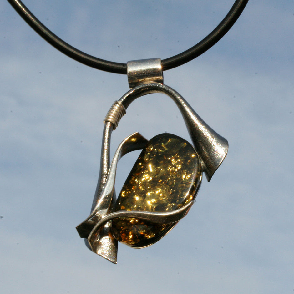 Edler Anhänger aus grünlichem Bernstein in Silberfassung