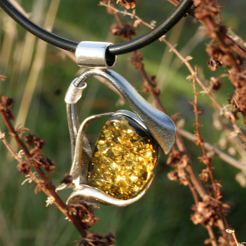 Edler Anhänger aus grünlichem Bernstein in Silberfassung