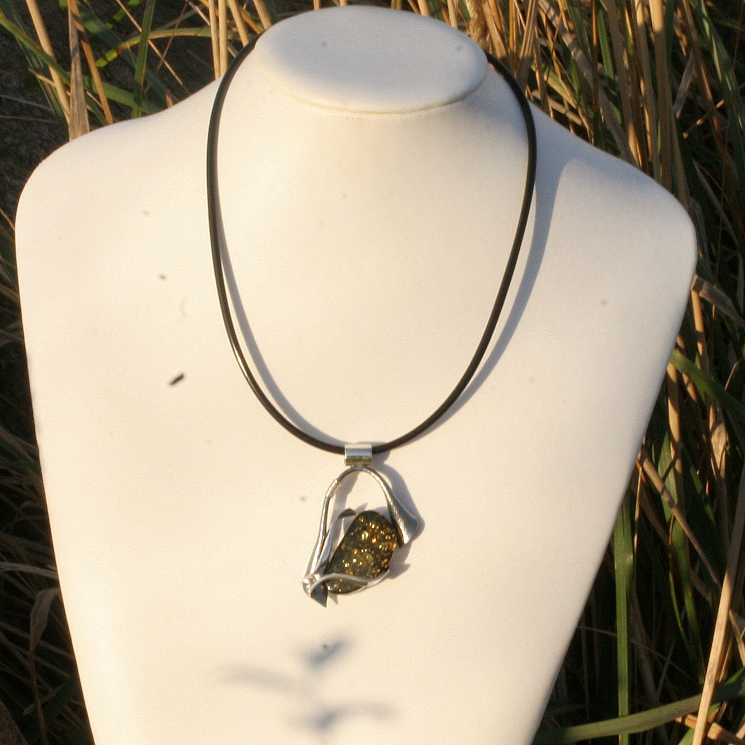 Edler Anhänger aus grünlichem Bernstein in Silberfassung