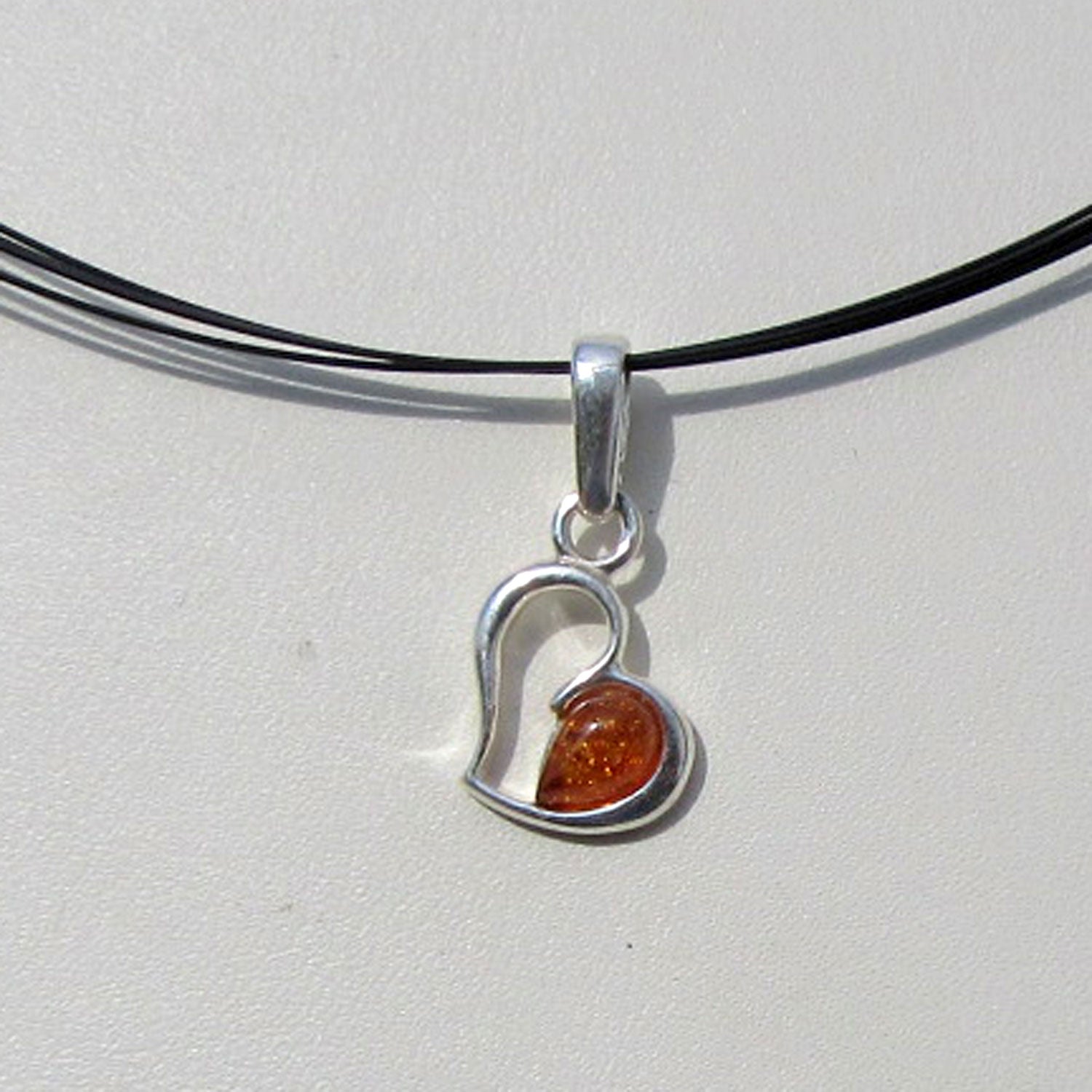 Herz-Anhänger aus Silber und Bernstein, filigran und einzigartig
