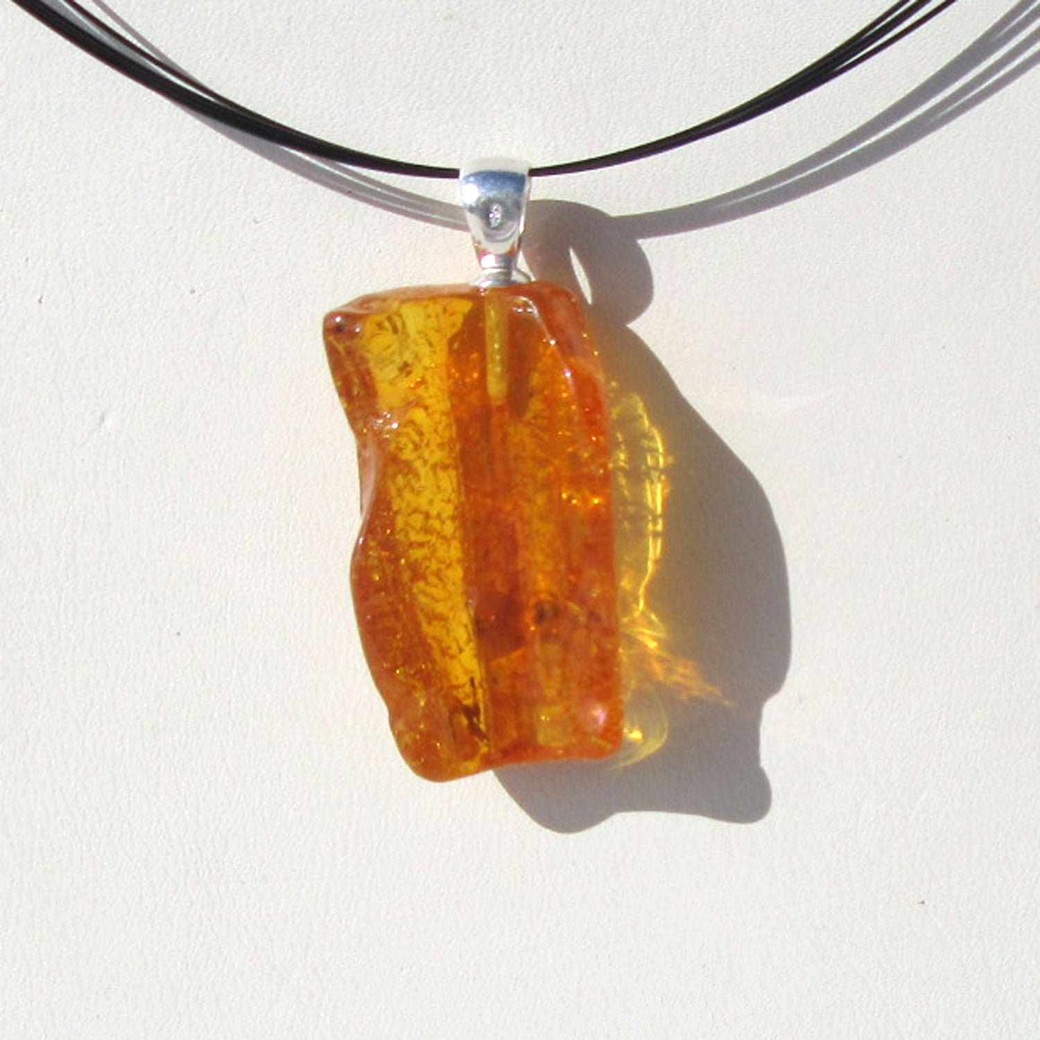 Anhänger Bernstein mit Inkluse( Käfer , Spinne ?)