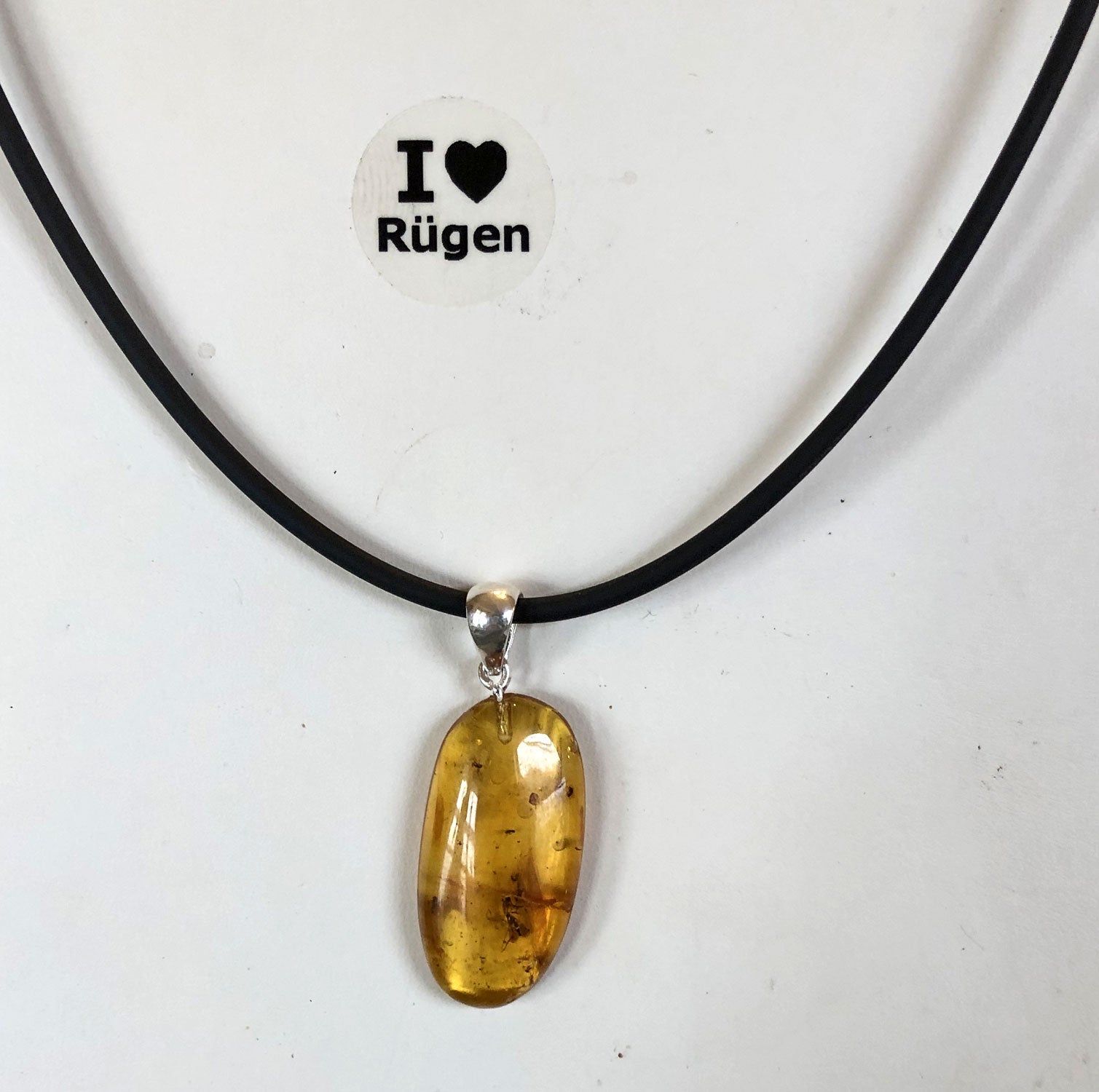 Großer Anhänger aus Bernstein mit Fliege von der Insel Rügen