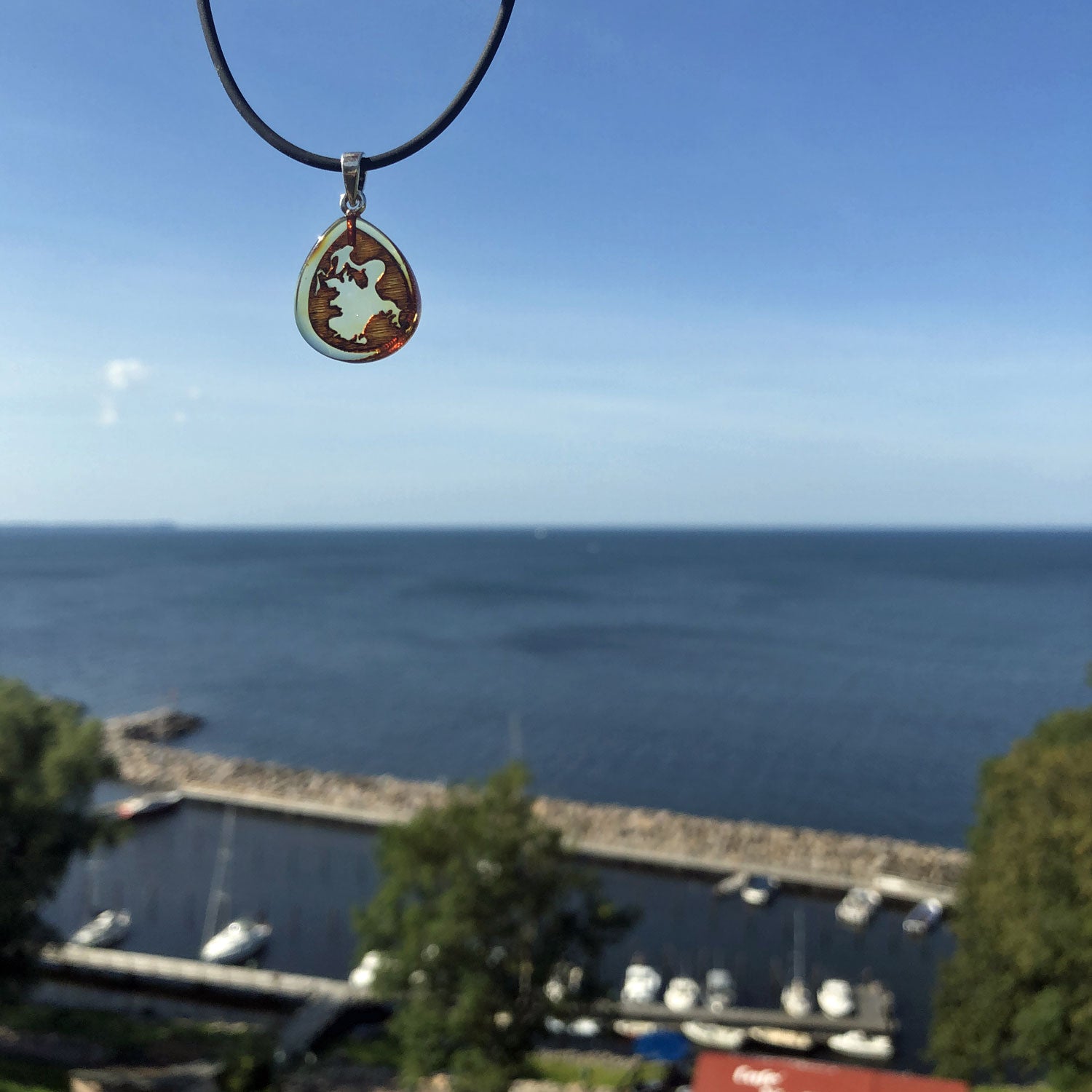 Edler Anhänger aus sonnengelben Bernstein mit eingravierter Insel Rügen
