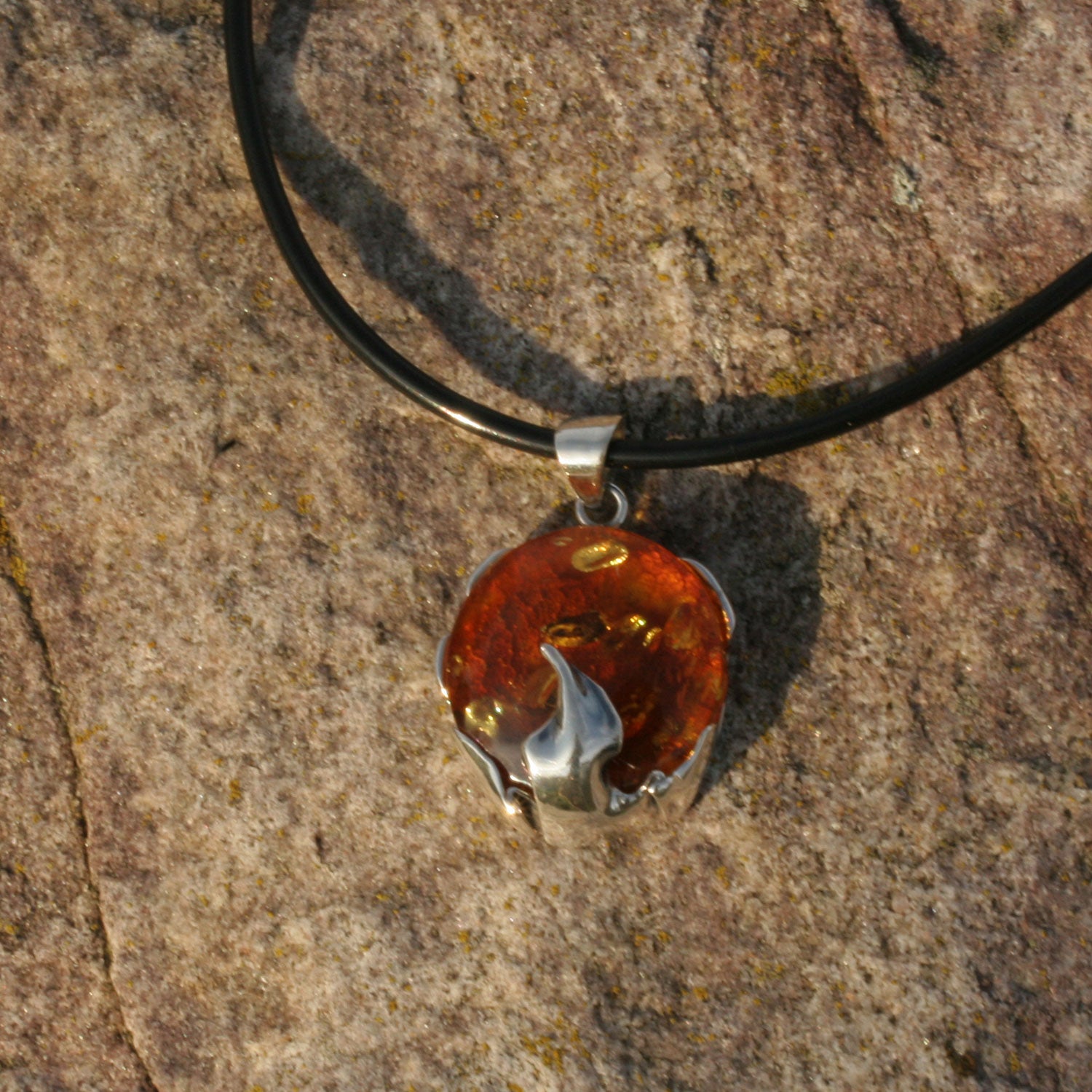 Einzelstück: Bernsteinanhänger mit filigranem Silber (925)