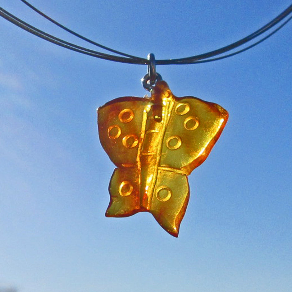 Bernstein-Schmetterling als Anhänger