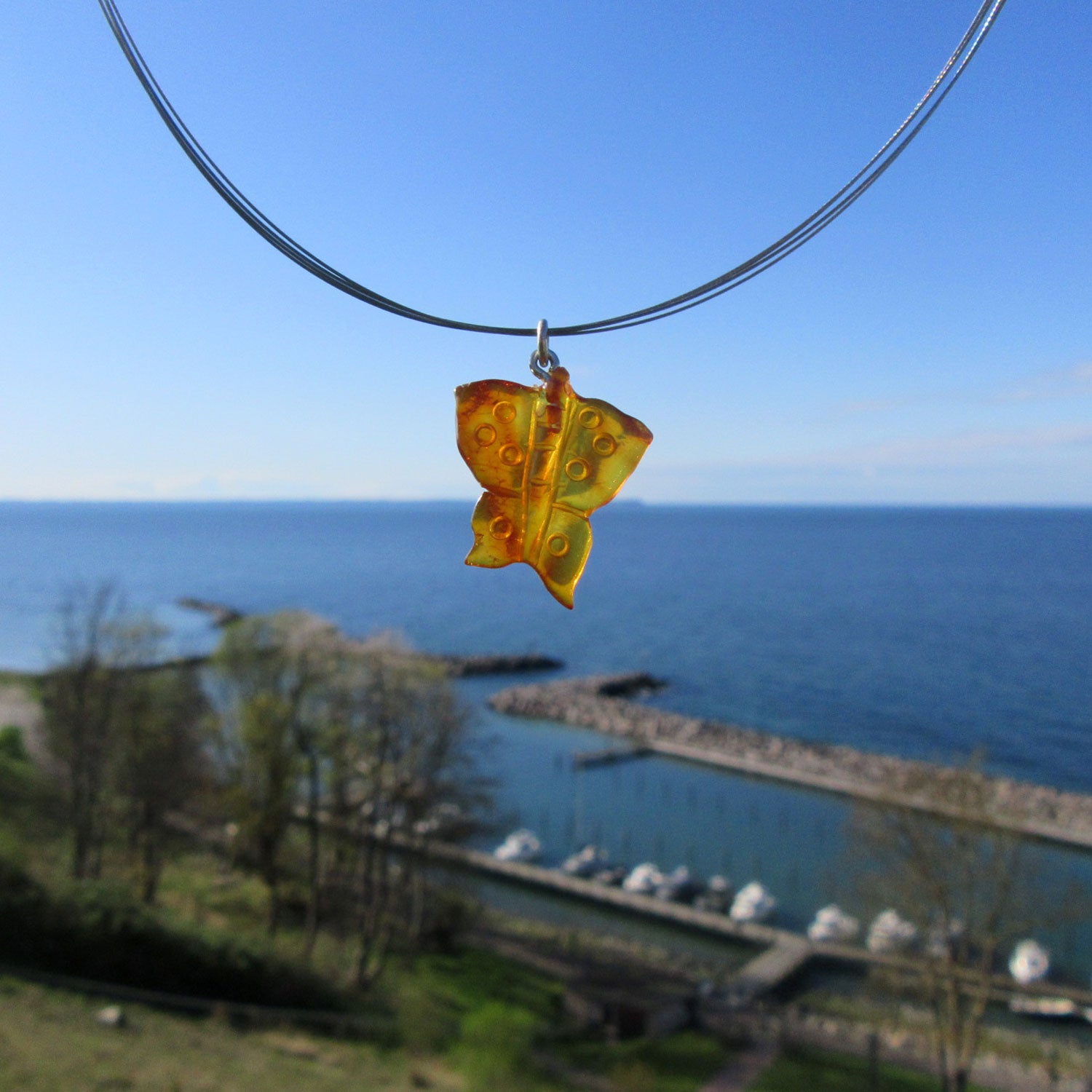 Bernstein-Schmetterling als Anhänger