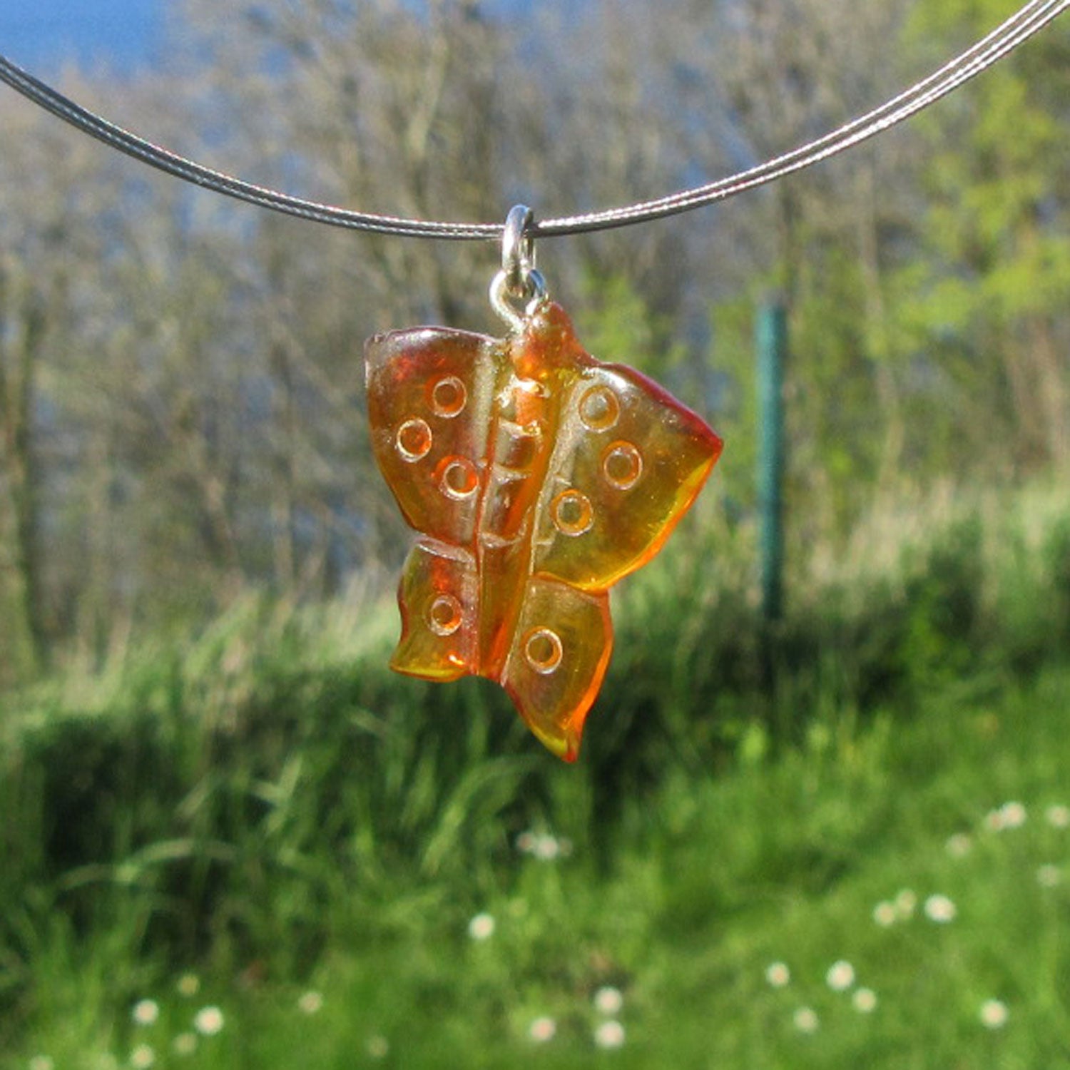 Bernstein-Schmetterling als Anhänger