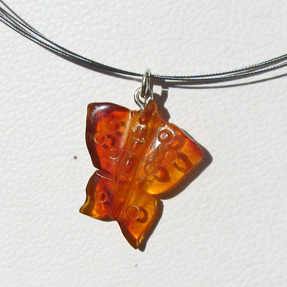 Bernstein-Schmetterling als Anhänger