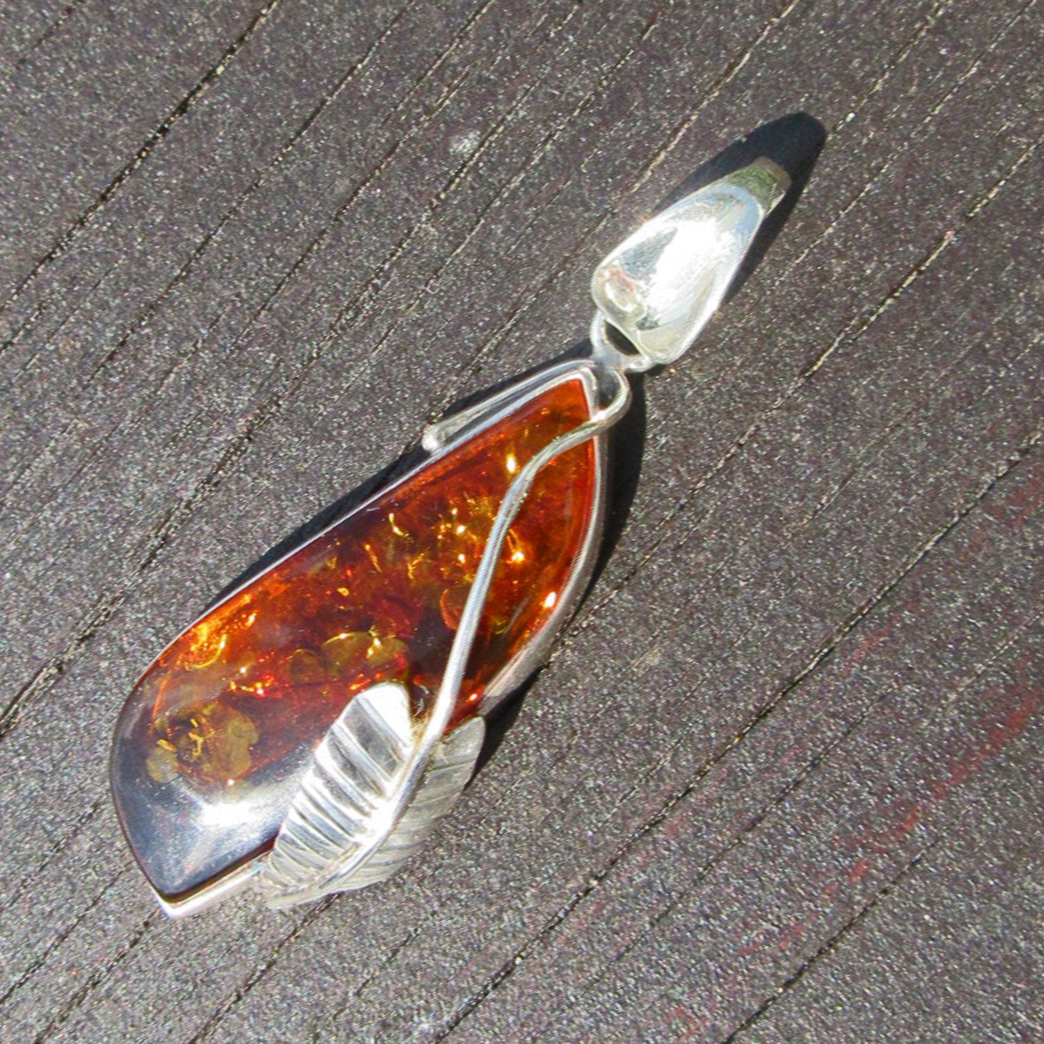 Länglicher Anhänger aus Bernstein mit silbernem Blatt