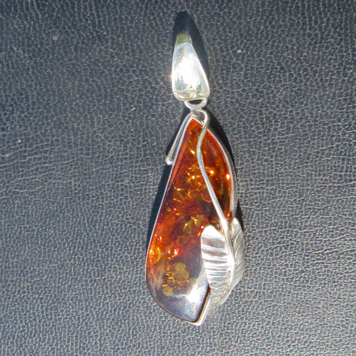 Länglicher Anhänger aus Bernstein mit silbernem Blatt