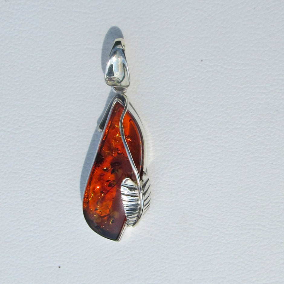 Länglicher Anhänger aus Bernstein mit silbernem Blatt
