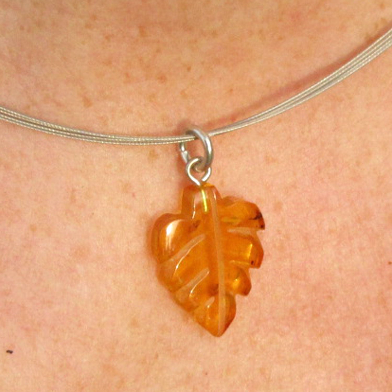 Bernstein Anhänger in Blattform – Einzelstück von Rügen