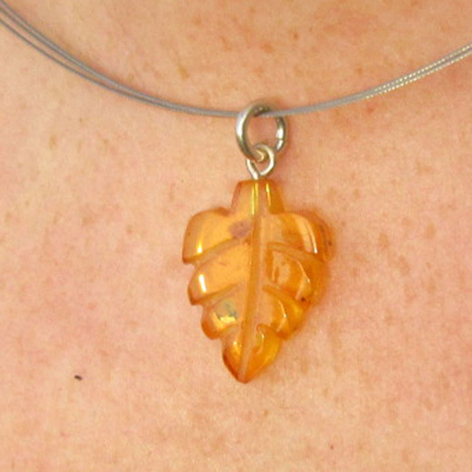 Bernstein Anhänger in Blattform – Einzelstück von Rügen