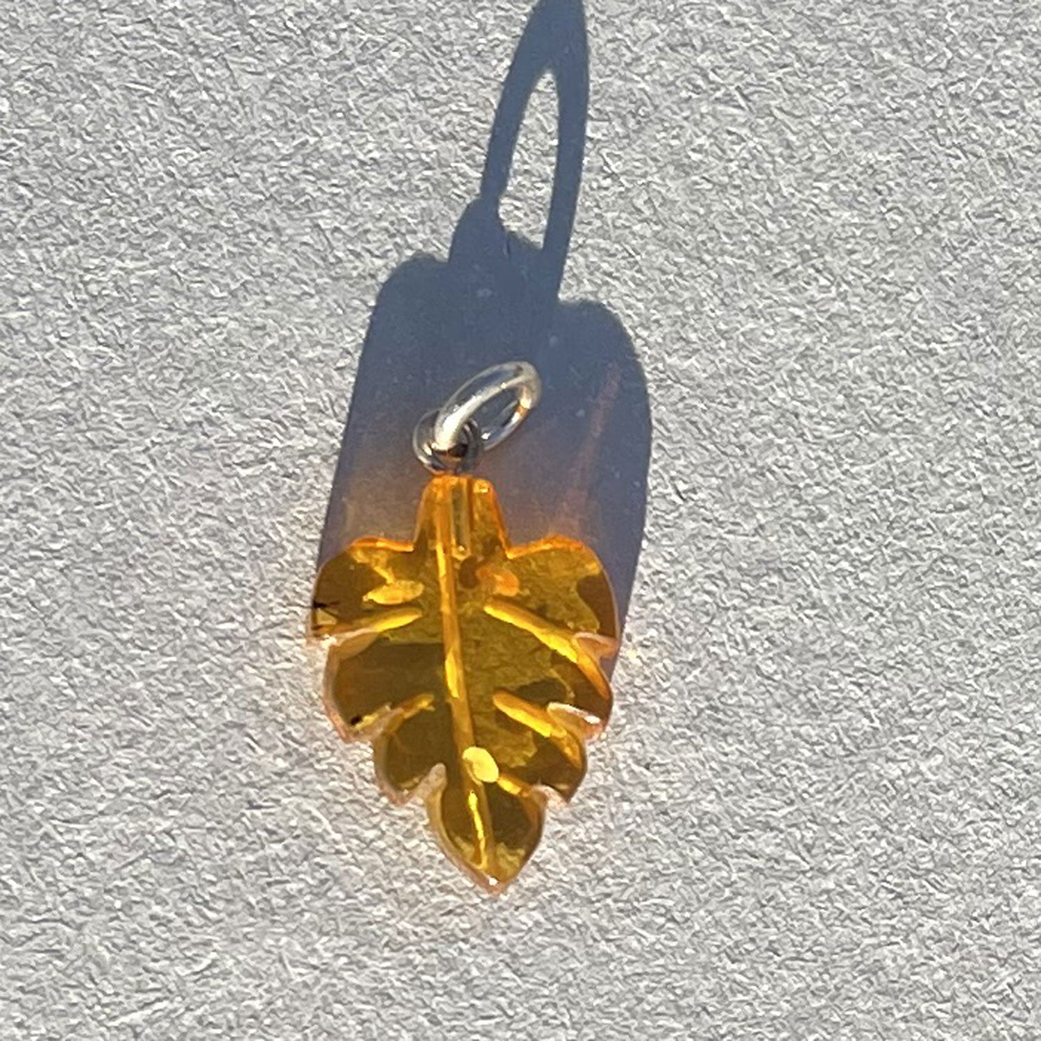 Bernstein Anhänger in Blattform – Einzelstück von Rügen