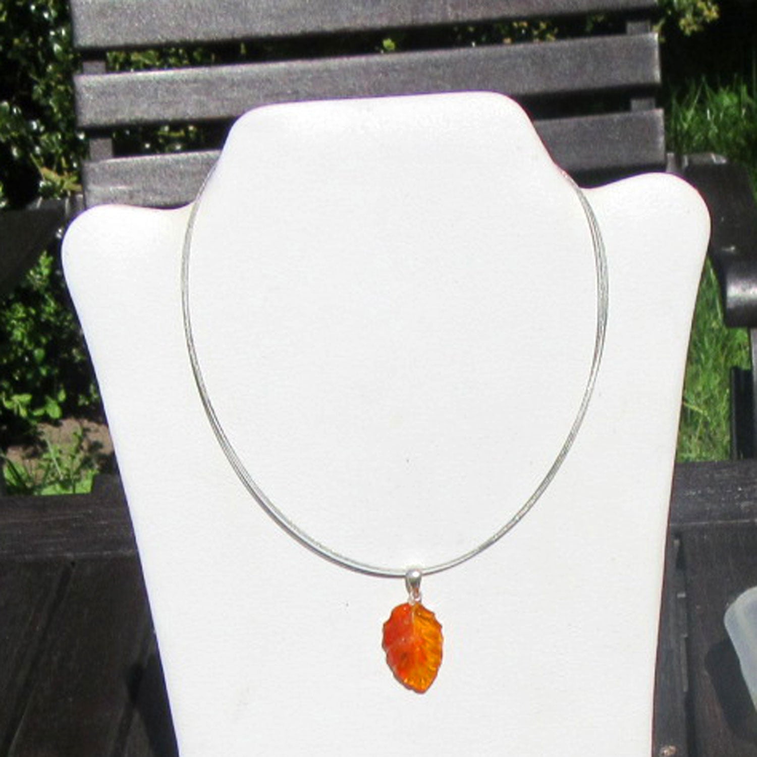 Einzelstück: Anhänger aus kognacfarbenem Bernsteinblatt