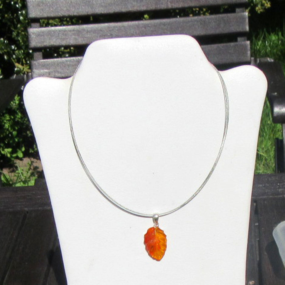 Einzelstück: Anhänger aus kognacfarbenem Bernsteinblatt