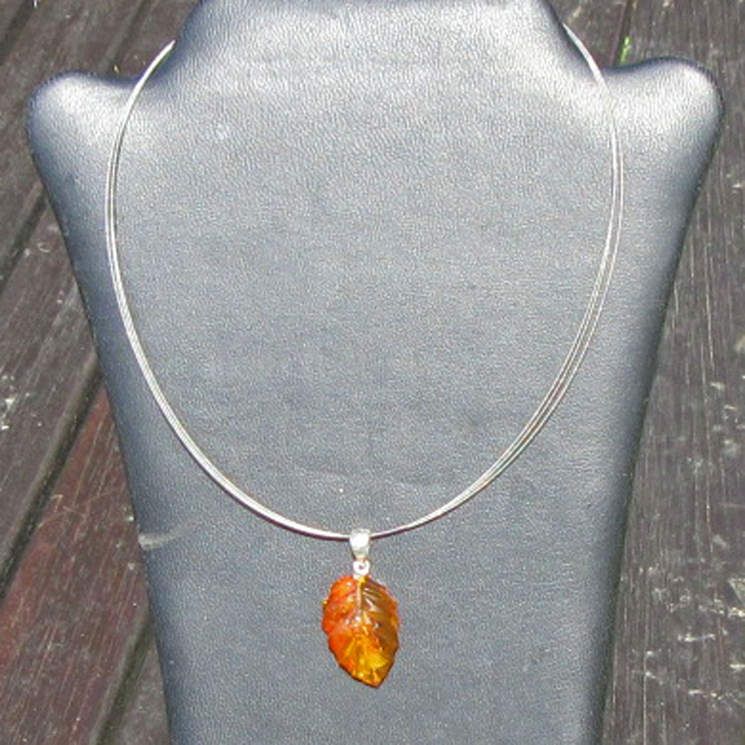 Einzelstück: Anhänger aus kognacfarbenem Bernsteinblatt