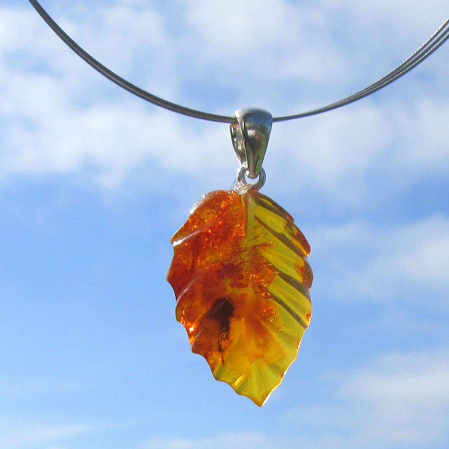 Einzelstück: Anhänger aus kognacfarbenem Bernsteinblatt