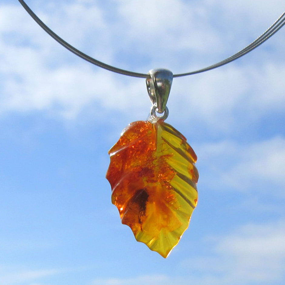 Einzelstück: Anhänger aus kognacfarbenem Bernsteinblatt