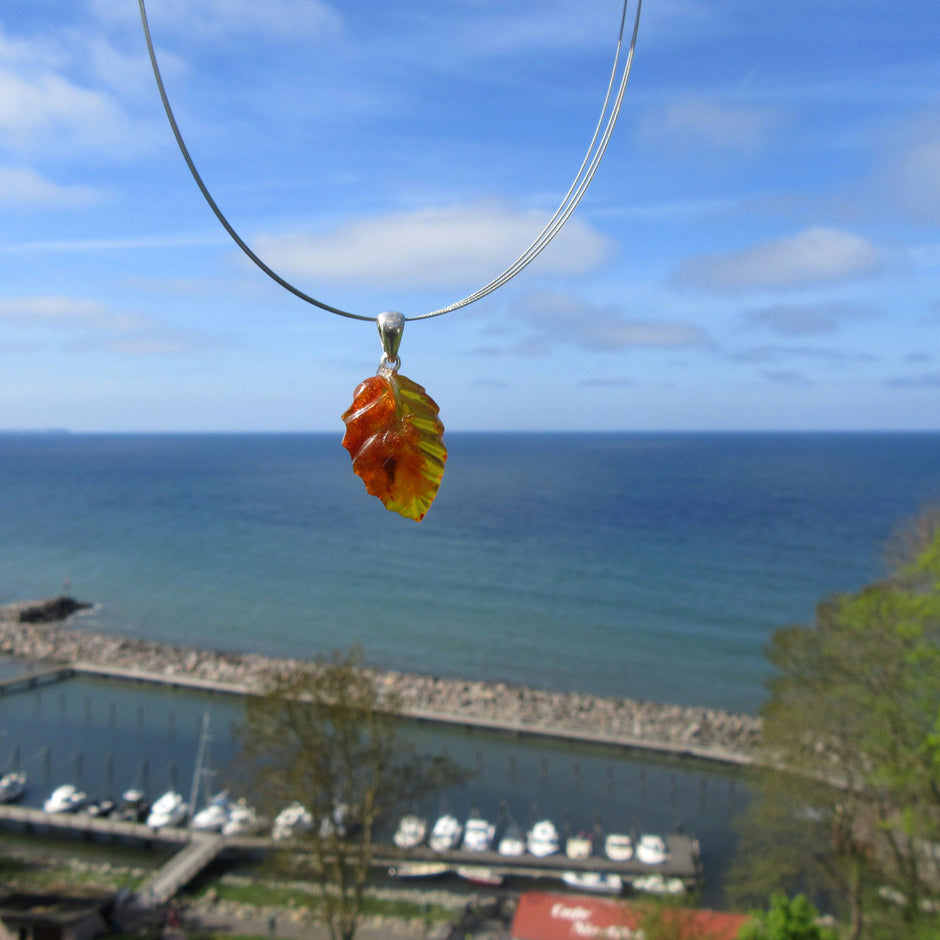 Einzelstück: Anhänger aus kognacfarbenem Bernsteinblatt