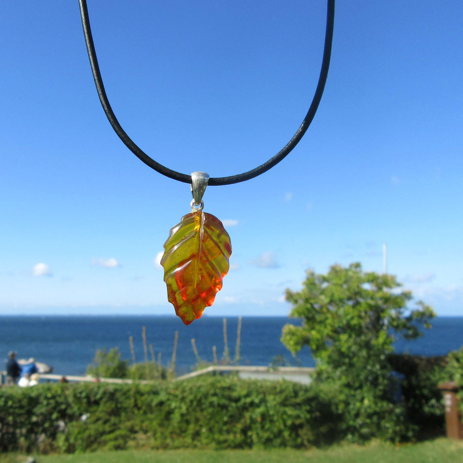 Eleganter Anhänger aus hellem Bernstein in Blattform