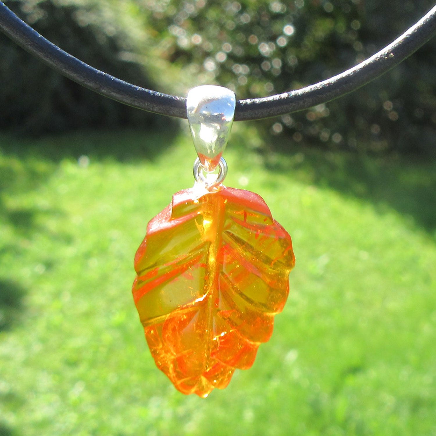 Eleganter Anhänger aus hellem Bernstein in Blattform