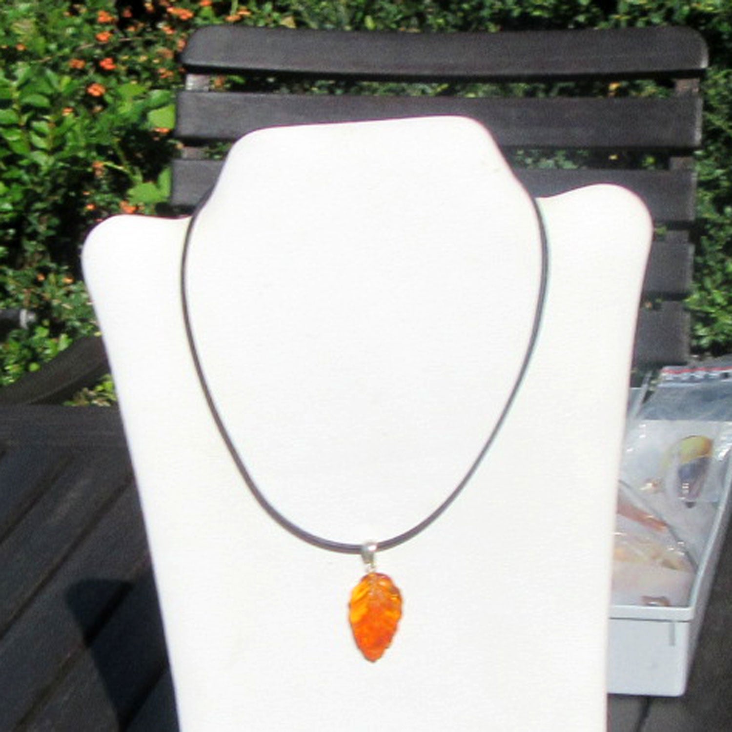 Eleganter Anhänger aus hellem Bernstein in Blattform