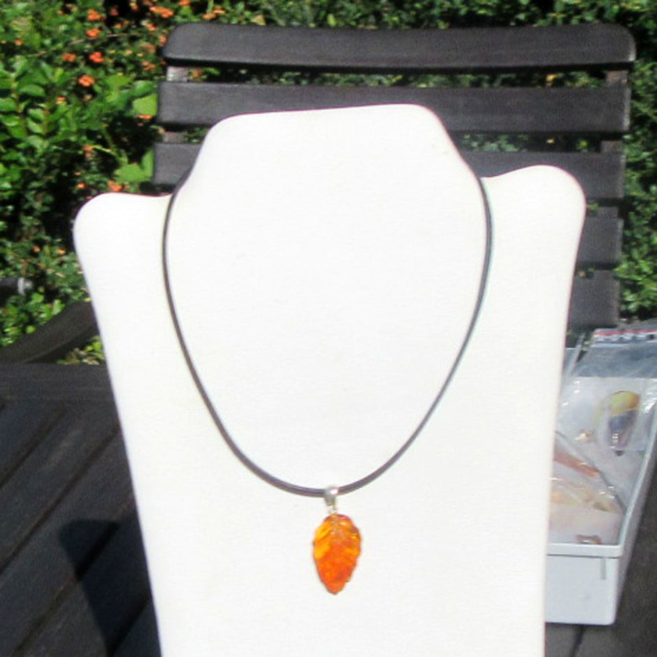 Eleganter Anhänger aus hellem Bernstein in Blattform