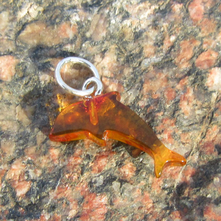 Delfin-Anhänger aus Bernstein und Silber (925)