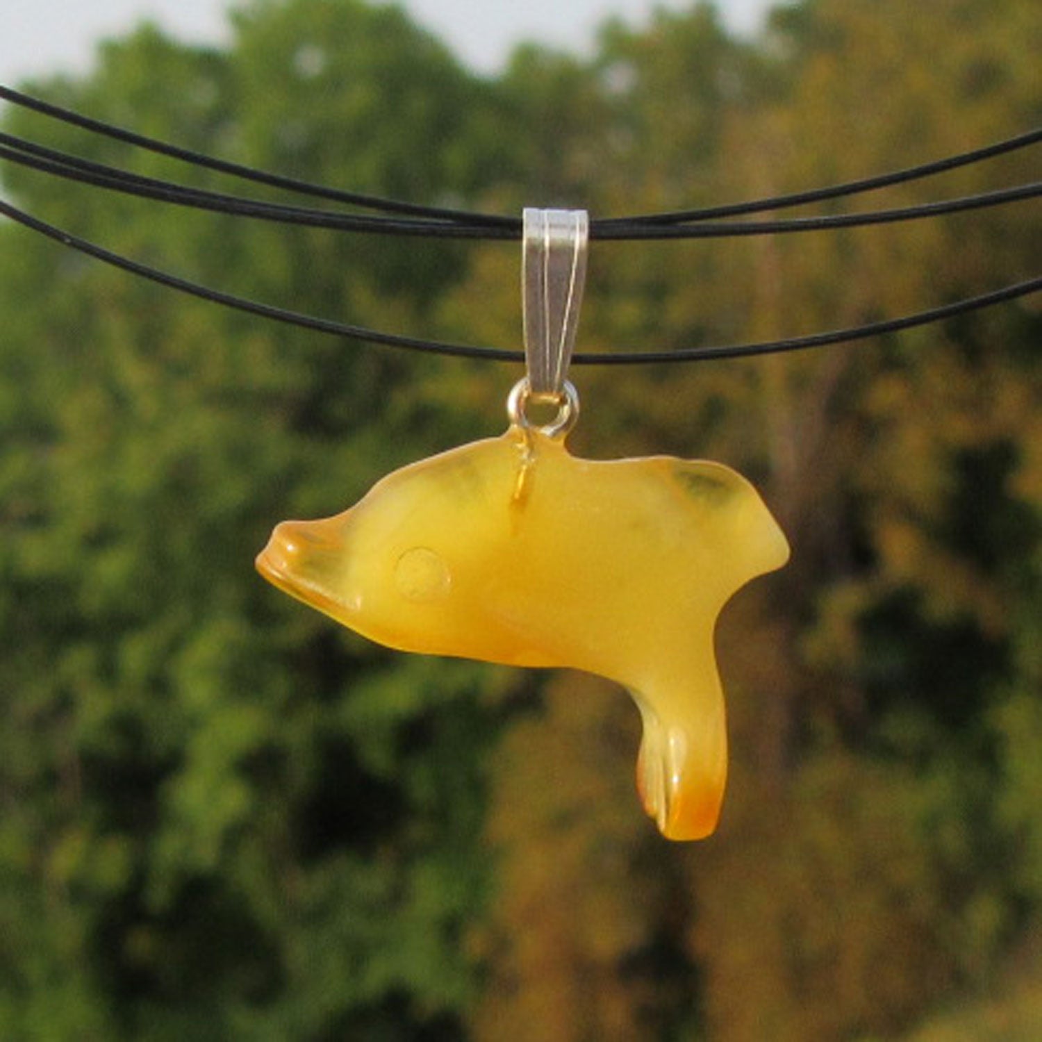 Einzigartiger Anhänger Delphin aus transparentem Bernstein