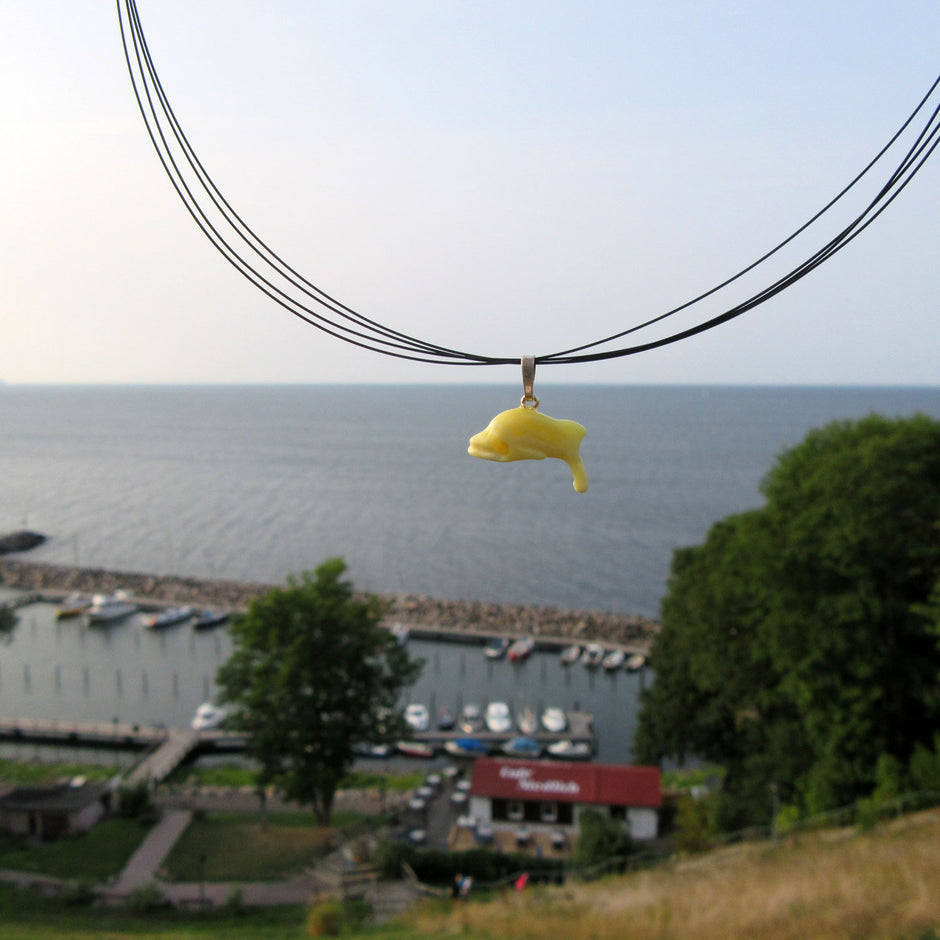 Einzelstück: Delphin-Anhänger aus weißem Bernstein