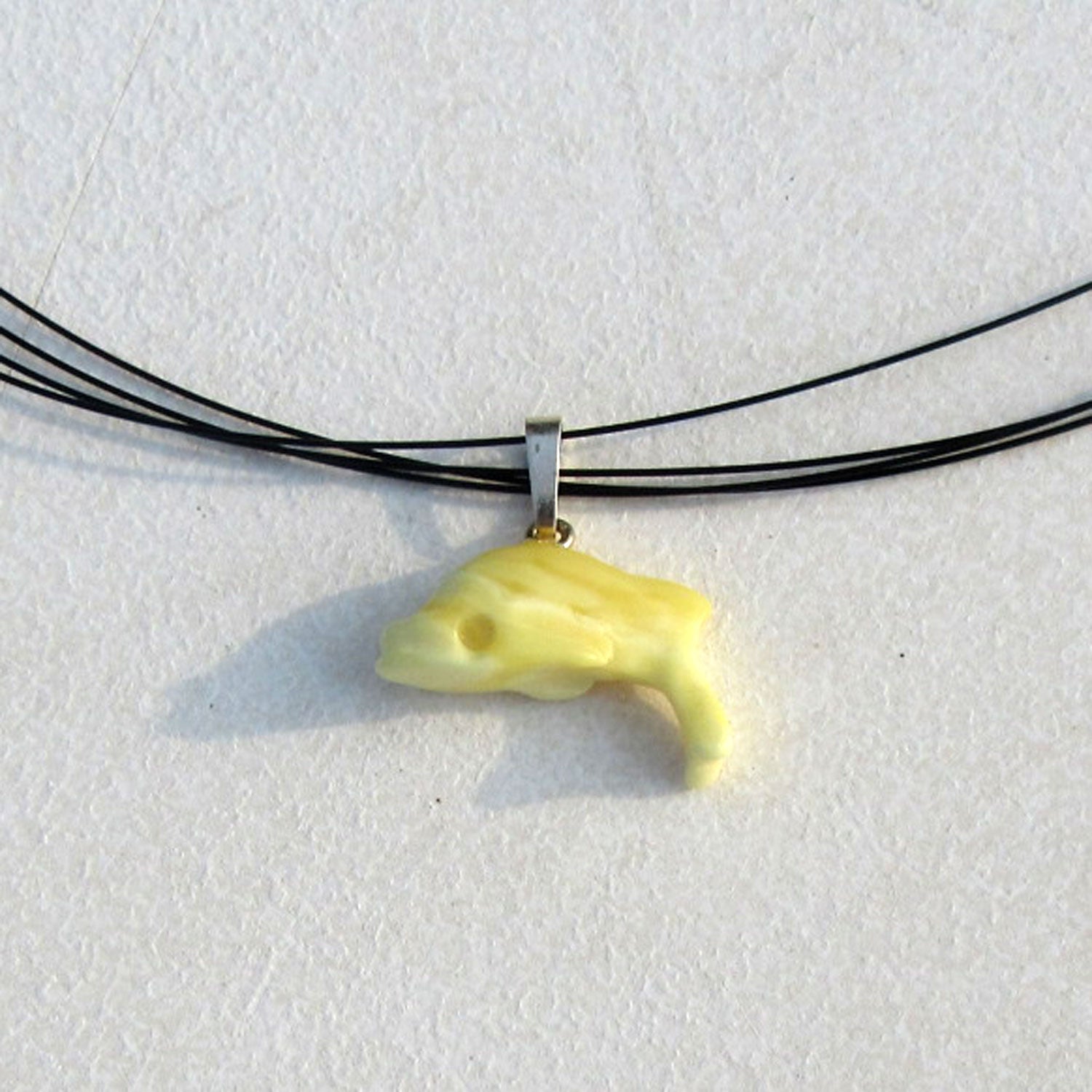 Einzelstück: Delphin-Anhänger aus weißem Bernstein