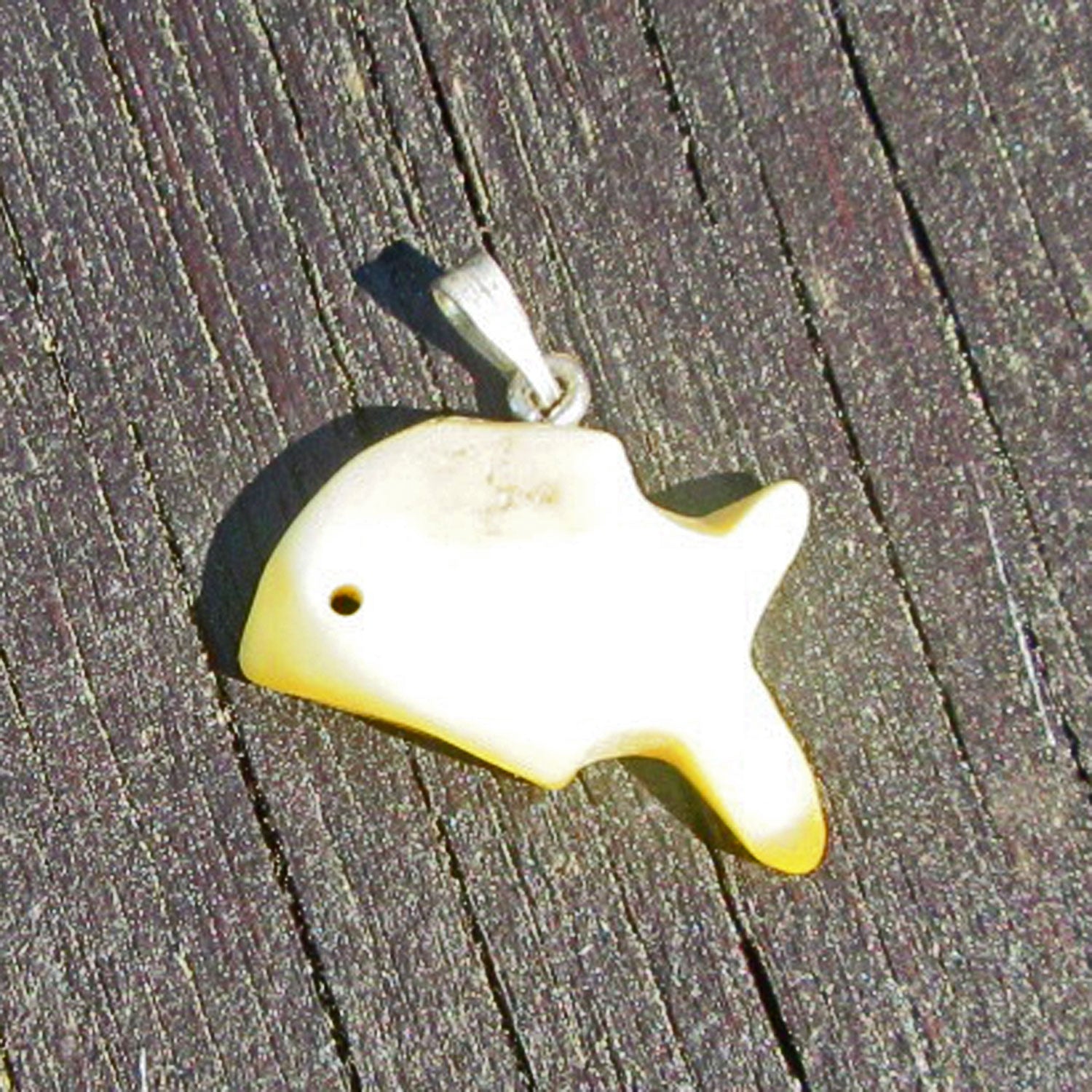Fisch-Anhänger aus hellem Bernstein und Silber