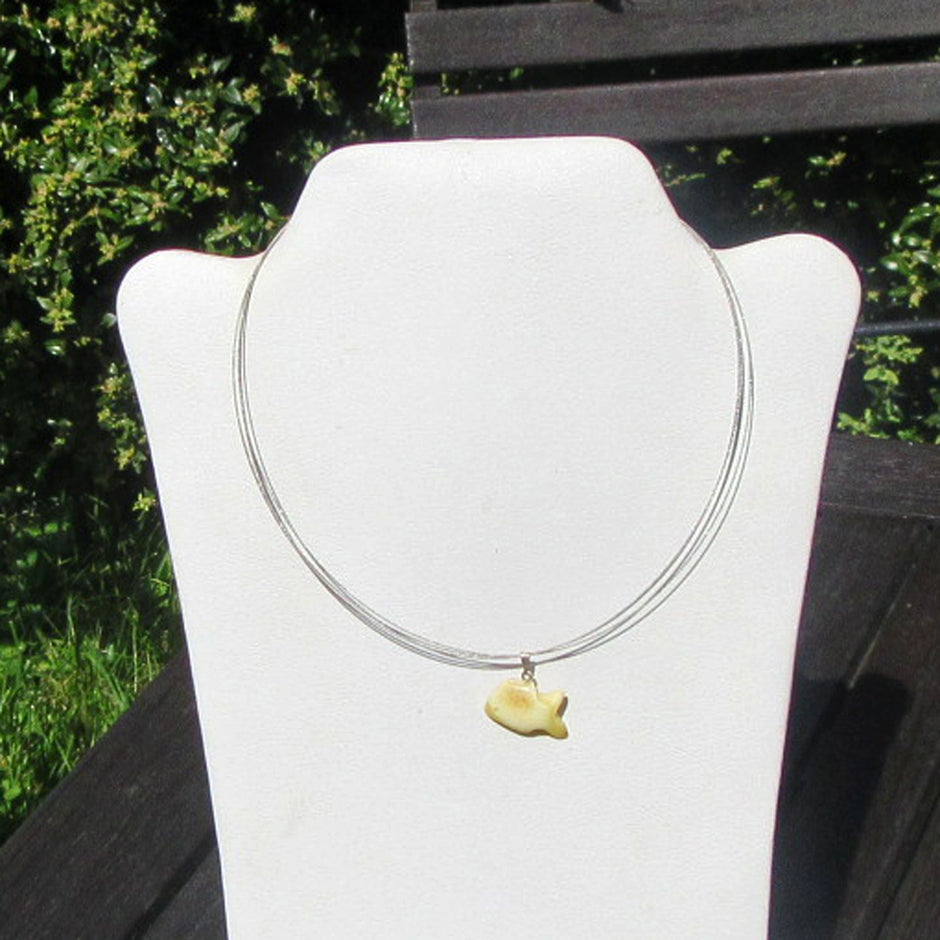 Fisch-Anhänger aus hellem Bernstein und Silber