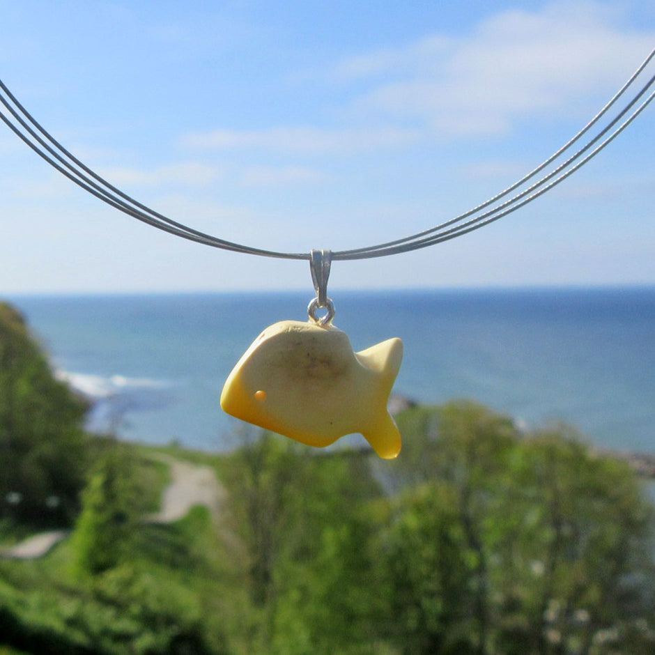 Fisch-Anhänger aus hellem Bernstein und Silber