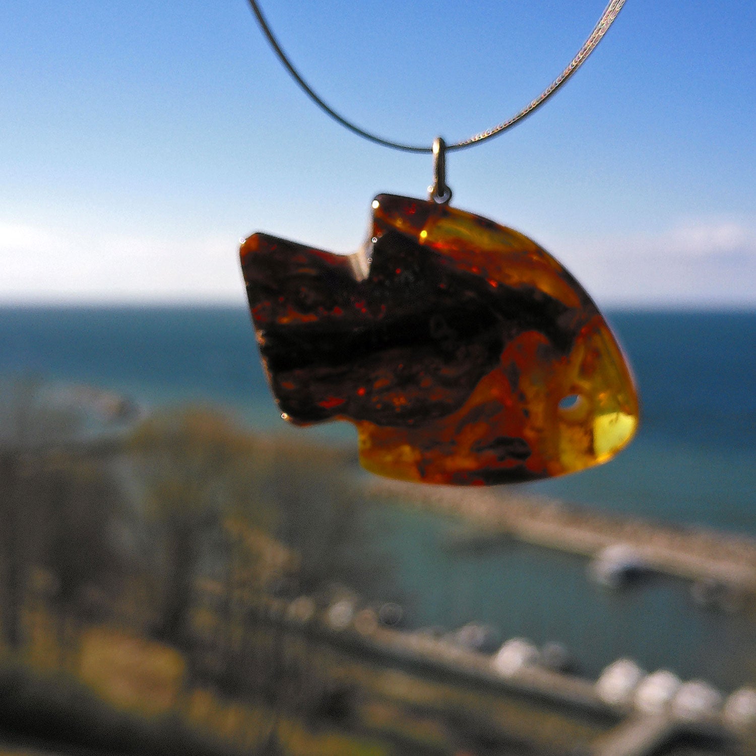 Dunkler Bernsteinfisch mit Silberöse, Unikat von Rügen