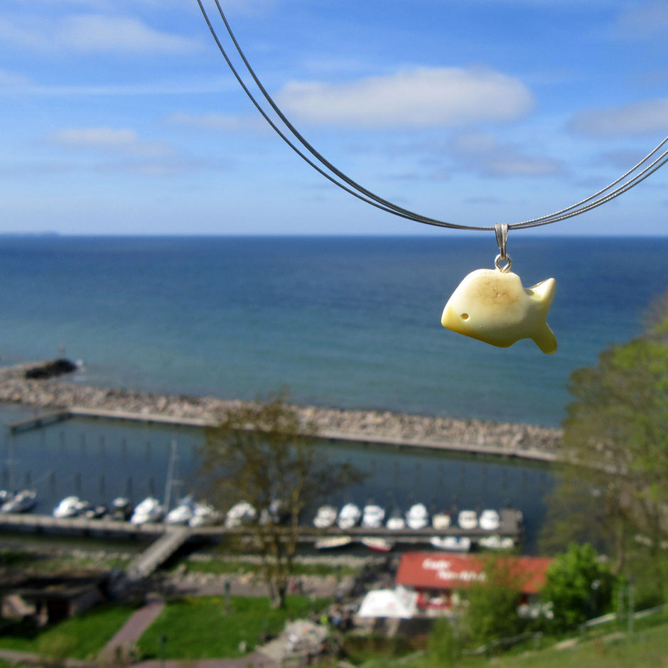 Fisch-Anhänger aus hellem Bernstein und Silber