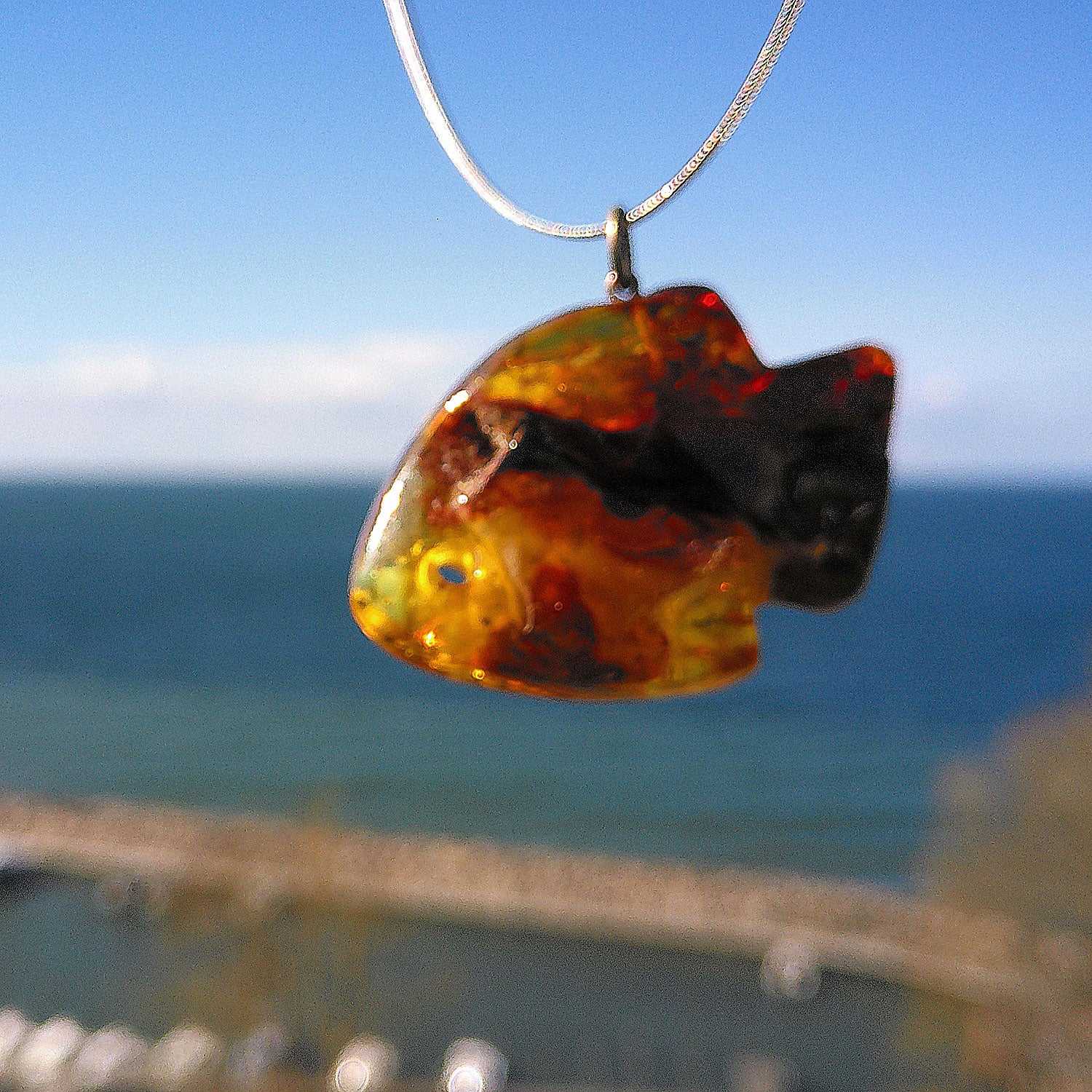 Dunkler Bernsteinfisch mit Silberöse, Unikat von Rügen