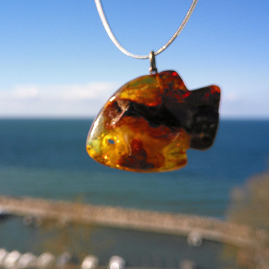 Dunkler Bernsteinfisch mit Silberöse, Unikat von Rügen