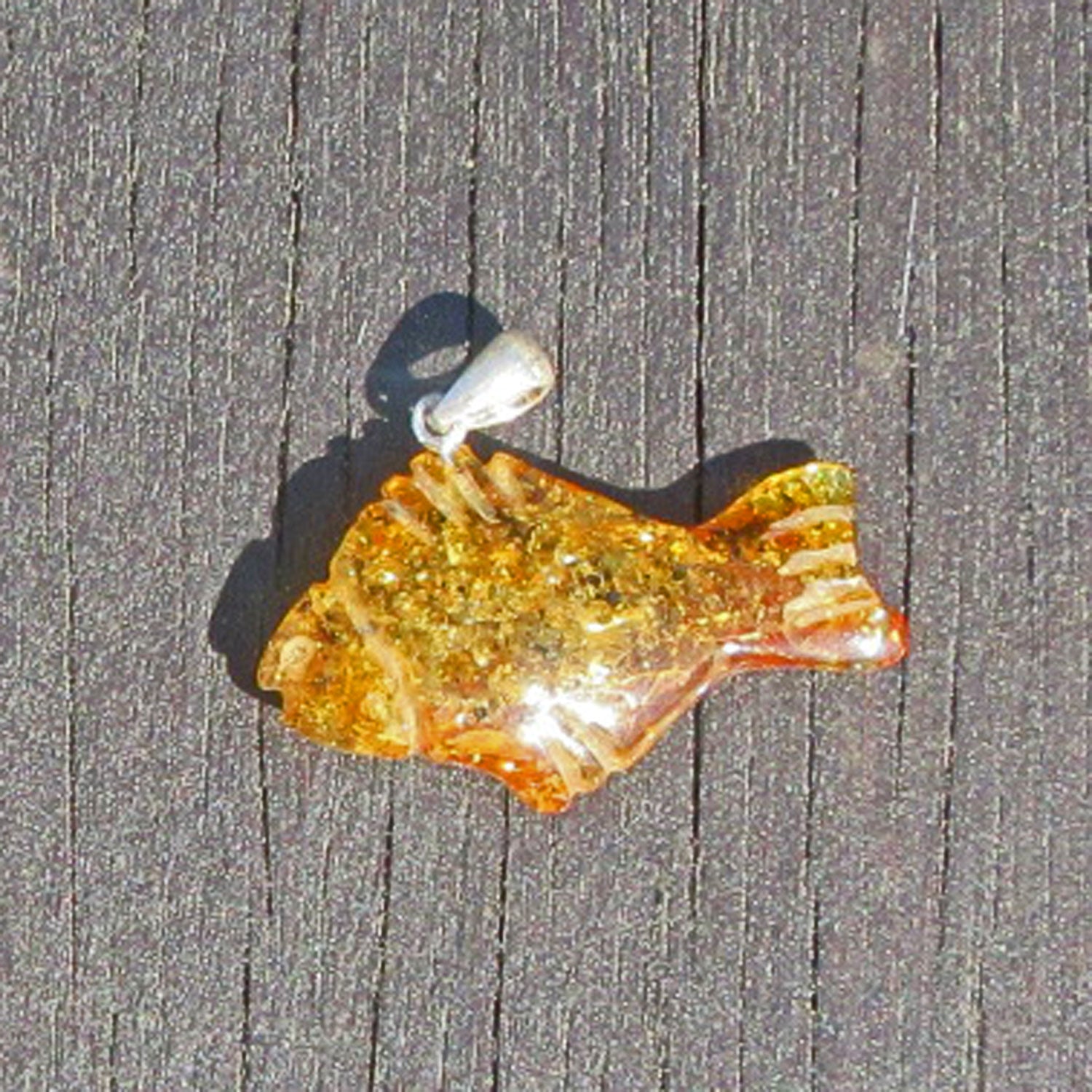 Bernsteinfisch Anhänger mit Einschlüssen, Unikat
