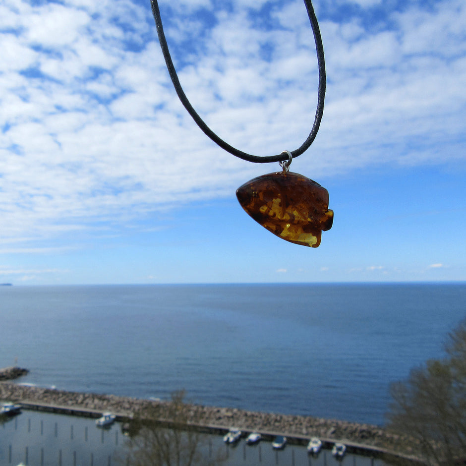 Einzelstück Bernsteinfisch mit Silberöse, kognacfarben