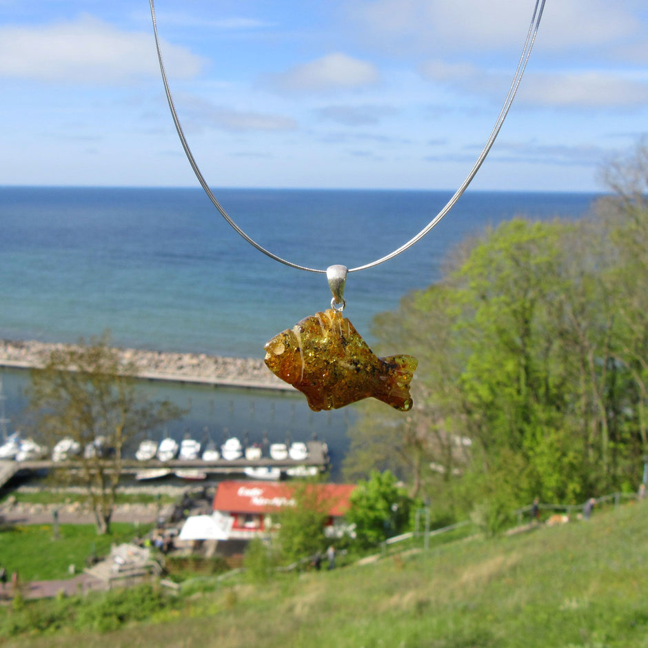 Bernsteinfisch Anhänger mit Einschlüssen, Unikat