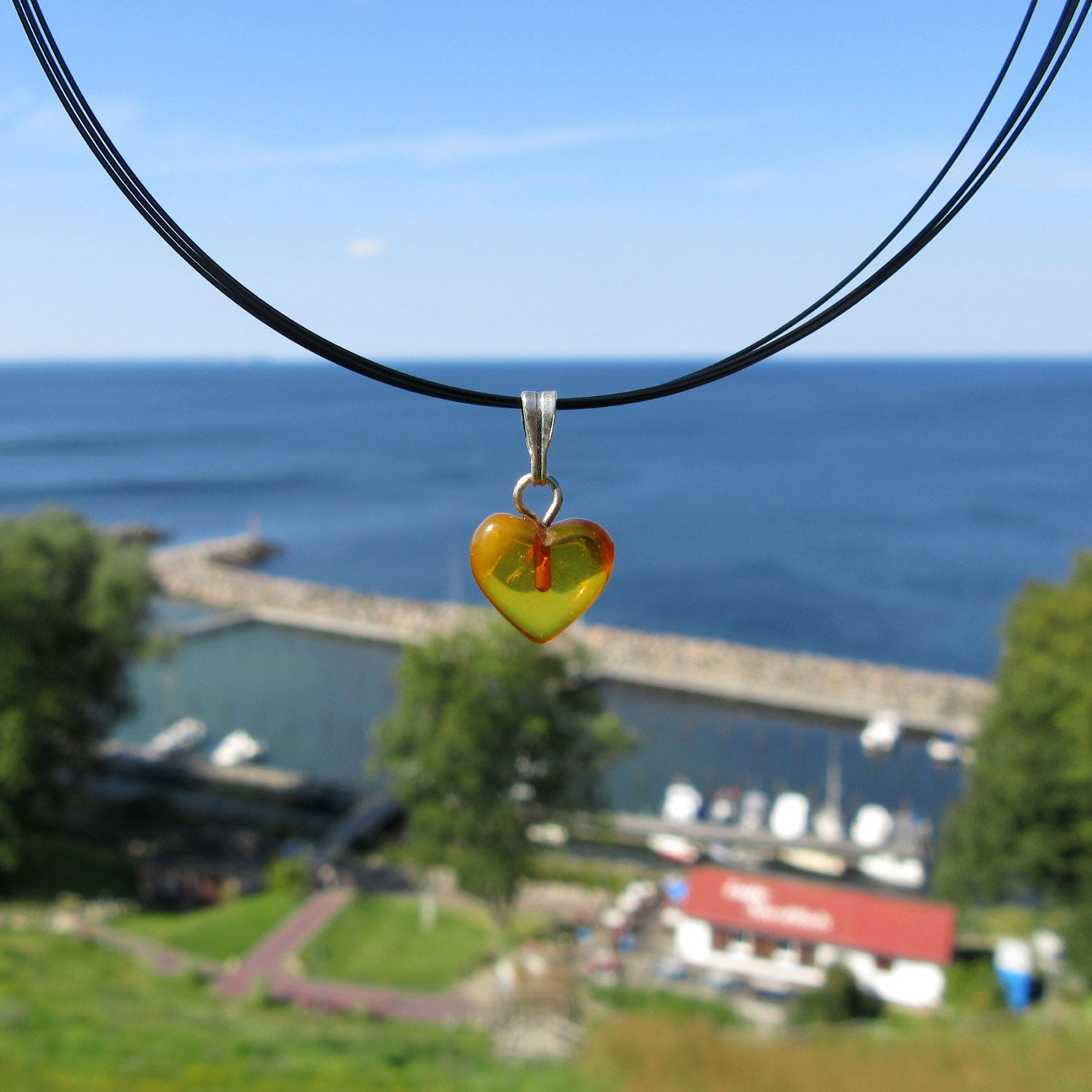 Kognacfarbenes Bernsteinherz aus 925er Silber