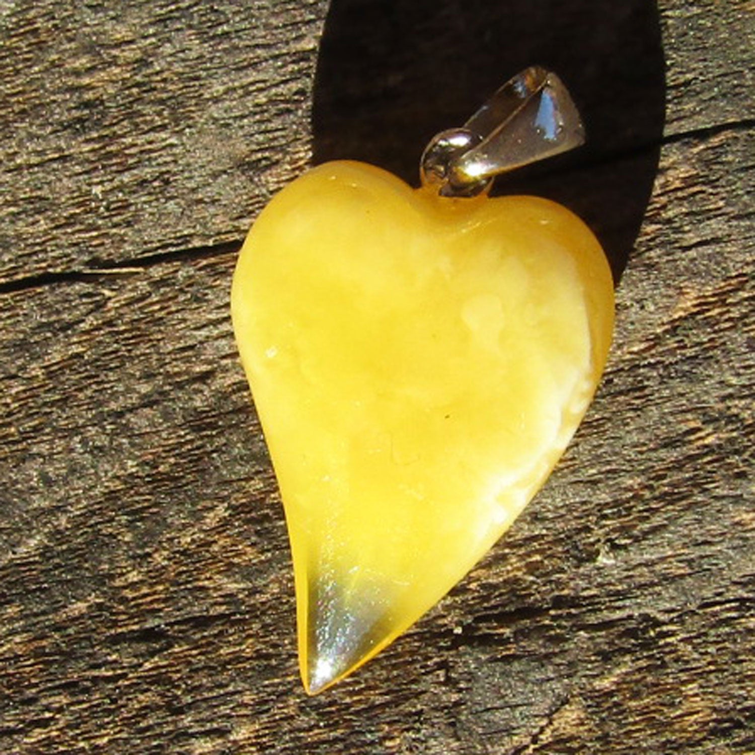 Einzigartiges Bernsteinherz in Butterscotch, Unikat