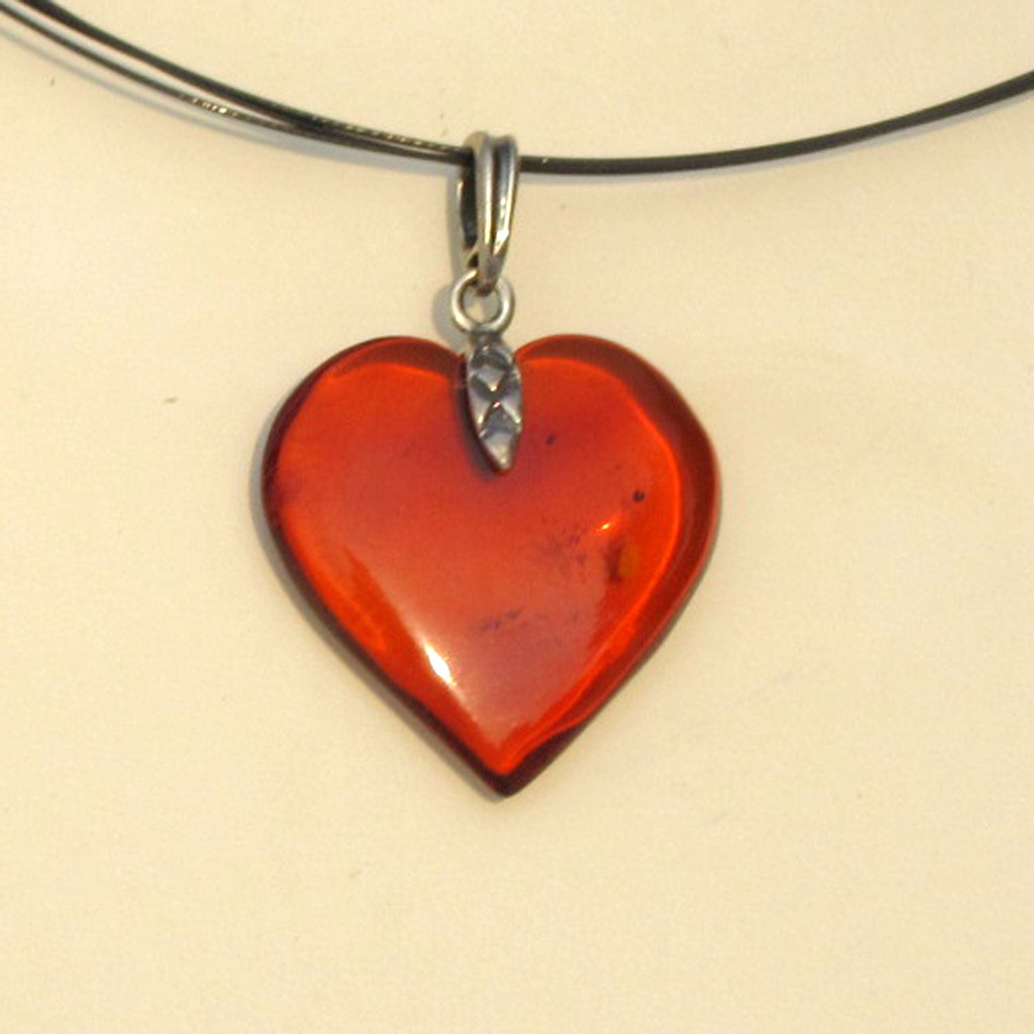 Bernsteinherz mit Silberöse, handgefertigt, Unikat