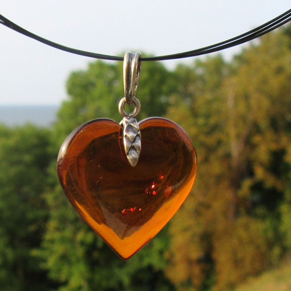Bernsteinherz mit Silberöse, handgefertigt, Unikat