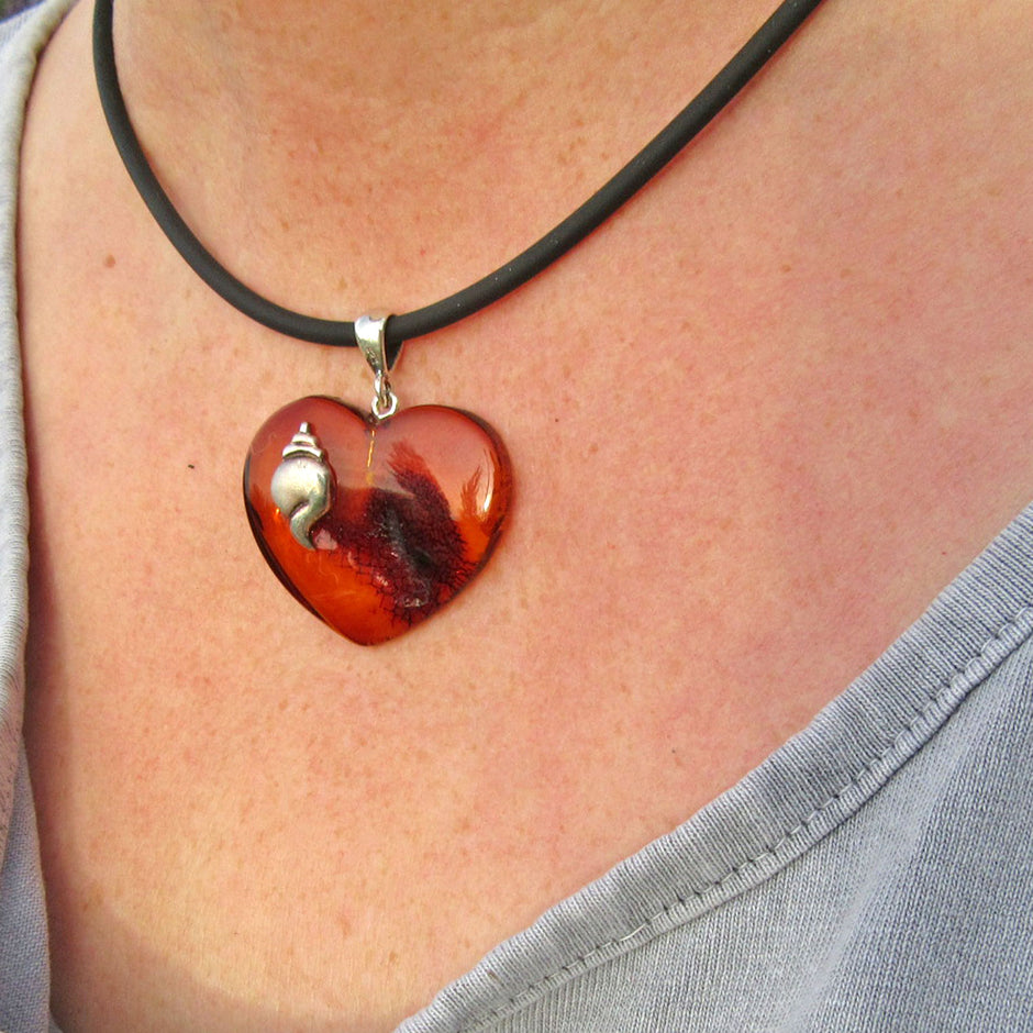 Kognacfarbenes Bernsteinherz mit silberner Schnecke