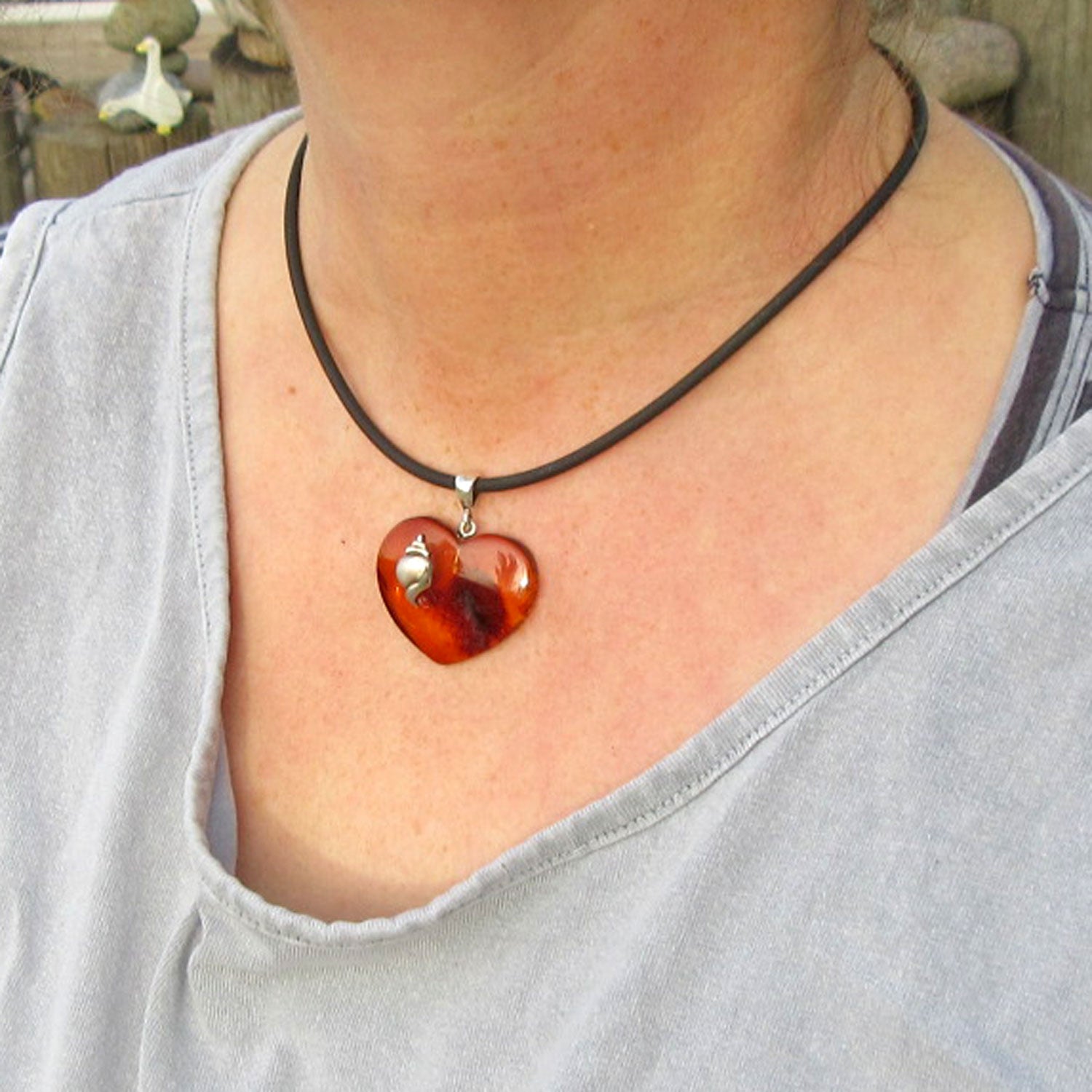 Kognacfarbenes Bernsteinherz mit silberner Schnecke